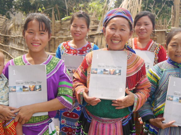 Des Vietnamiennes se réjouissent d'avoir terminé un cours d'alphabétisation.