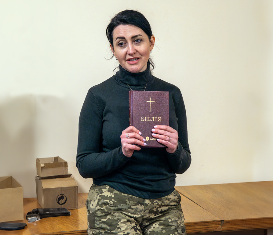 Mitarbeiterin der Ukrainischen Bibelgesellschaft mit der Bibel in der Hand während eines Traumaheilungsseminars