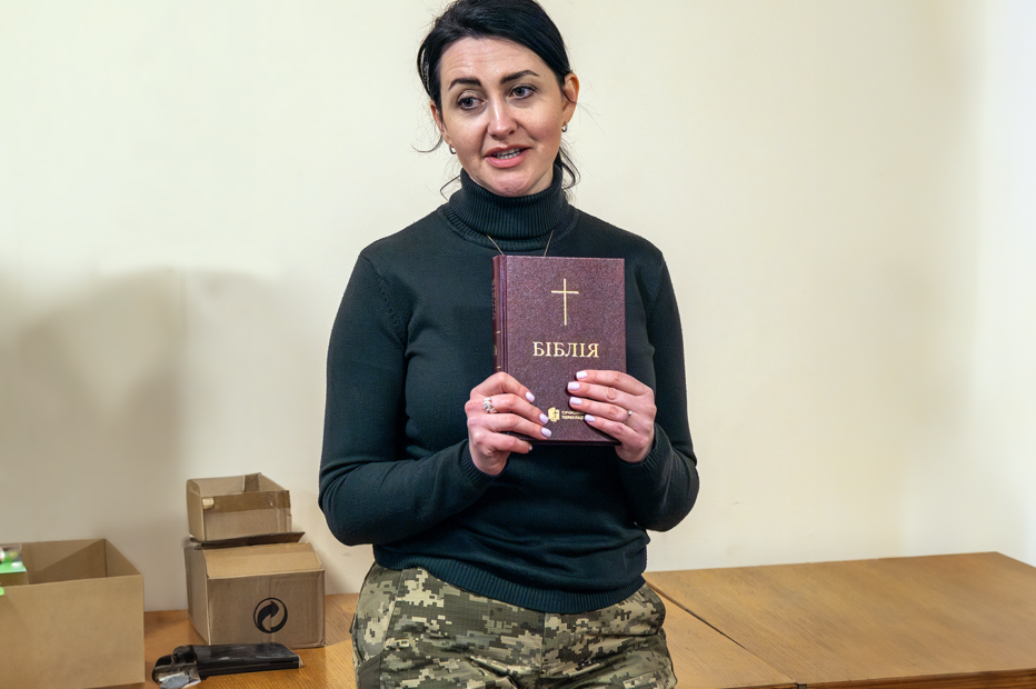 Mitarbeiterin der Ukrainischen Bibelgesellschaft mit der Bibel in der Hand während eines Traumaheilungsseminars