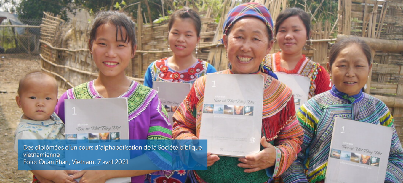 Image de couverture pour la Société biblique suisse. Elle montre des Vietnamiennes heureuses d'avoir terminé un cours d'alphabétisation.