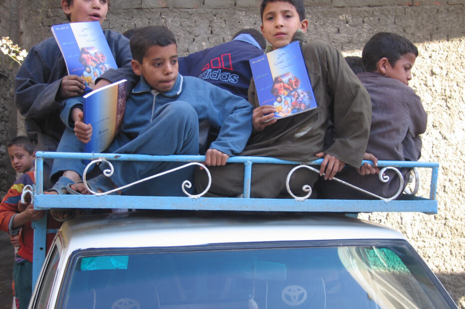 ägyptische Kinder mit einem Bibelheft
