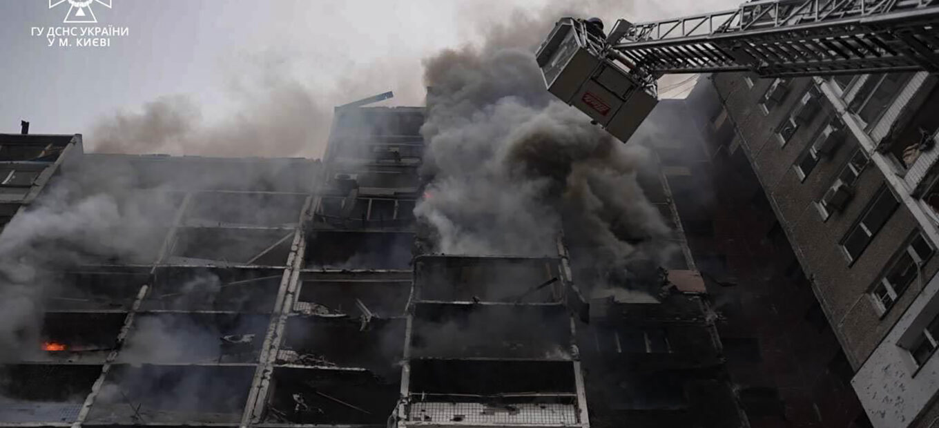 Kiew 6. Februar, brennender Wohnblock nach russischen Raketenangriffen.