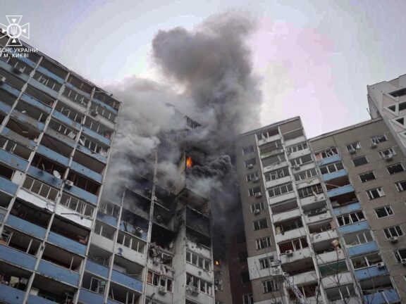 Kiew 6. Februar, brennender Wohnblock nach russischen Raketenangriffen.
