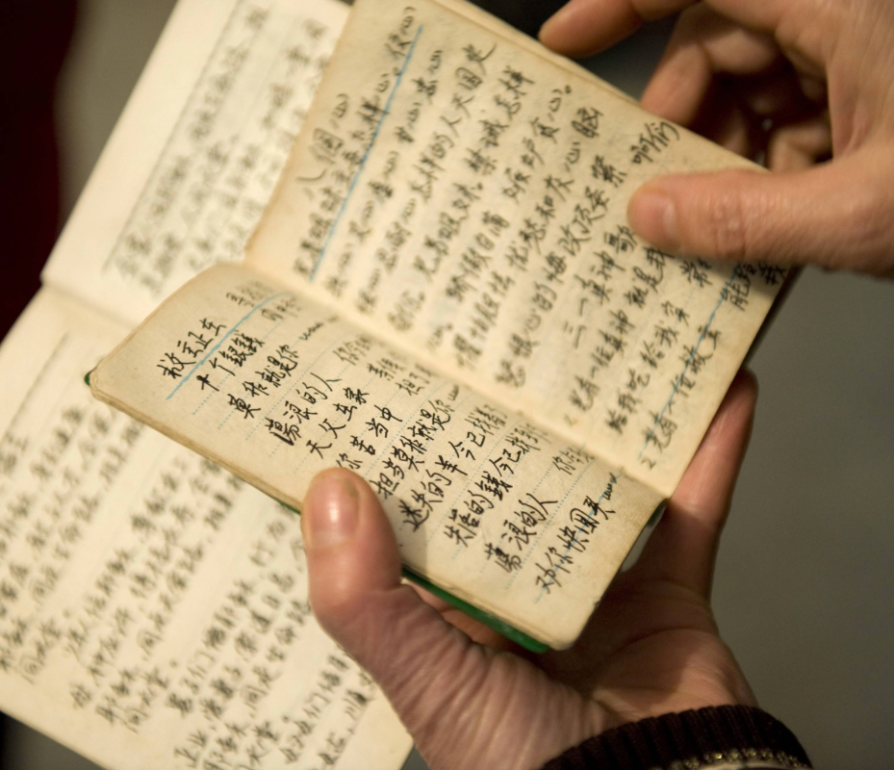 Von Hand kopierte Bibelverse und Hymnen, die von den Christen im Dorf Pai Kou geschätzt wurden, als es sehr schwer war, an die Bibel zu kommen. Provinz Hunan, China. Foto: Dag Smemo