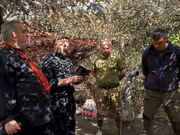 Die Bibelgesellschaft der Ukraine feiert Ostern mit Soldaten
