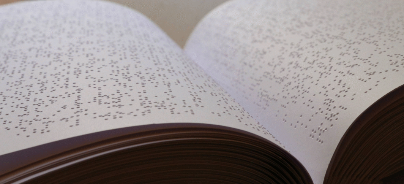 Une page d'une bible braille ouverte. Foto: MEB