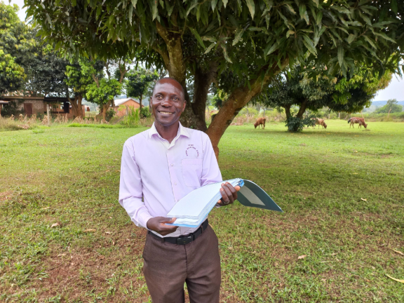 Paul Lehrer und Korrekturleser der Braille Bibel auf Lusonga