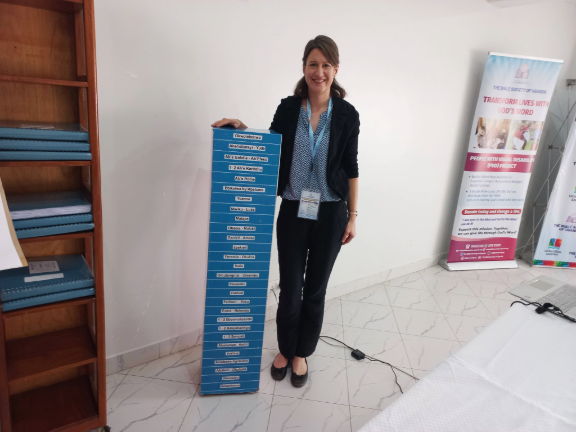 die Bände der Braille-Bibel auf Lusonga neben Silke Gabrisch