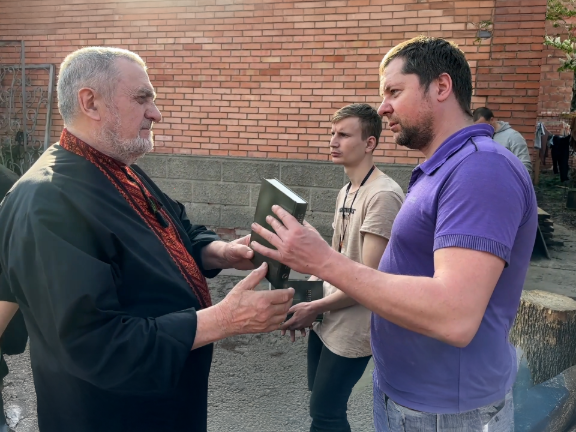 Père Vasyl apporte des bibles à la population civile d'Ukraine pour lui apporter de la consolation.