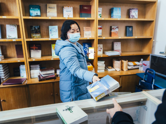 Bibelverkauf in Kirche