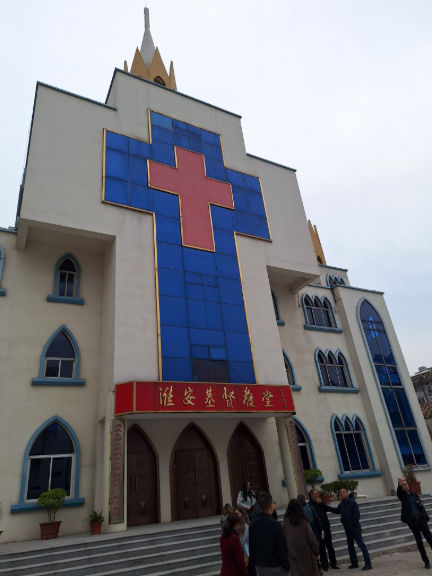 Kirche in Huaian mit blauem Kreuz