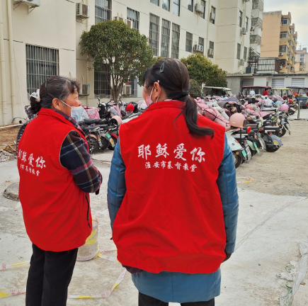 Platzanweiserinnen vor Kirche. Foto: Silke Gabrisch