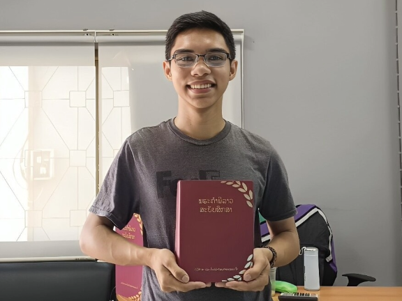 Sawith-Siboualapha-ist-dankbar-fuer-die-Studienbibel. © Bibelgesellschaft Laos