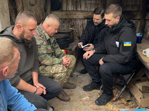 Pfr. Raychynets der Ukrainischen Bibelgesellschaft besucht Soldaten an der Front